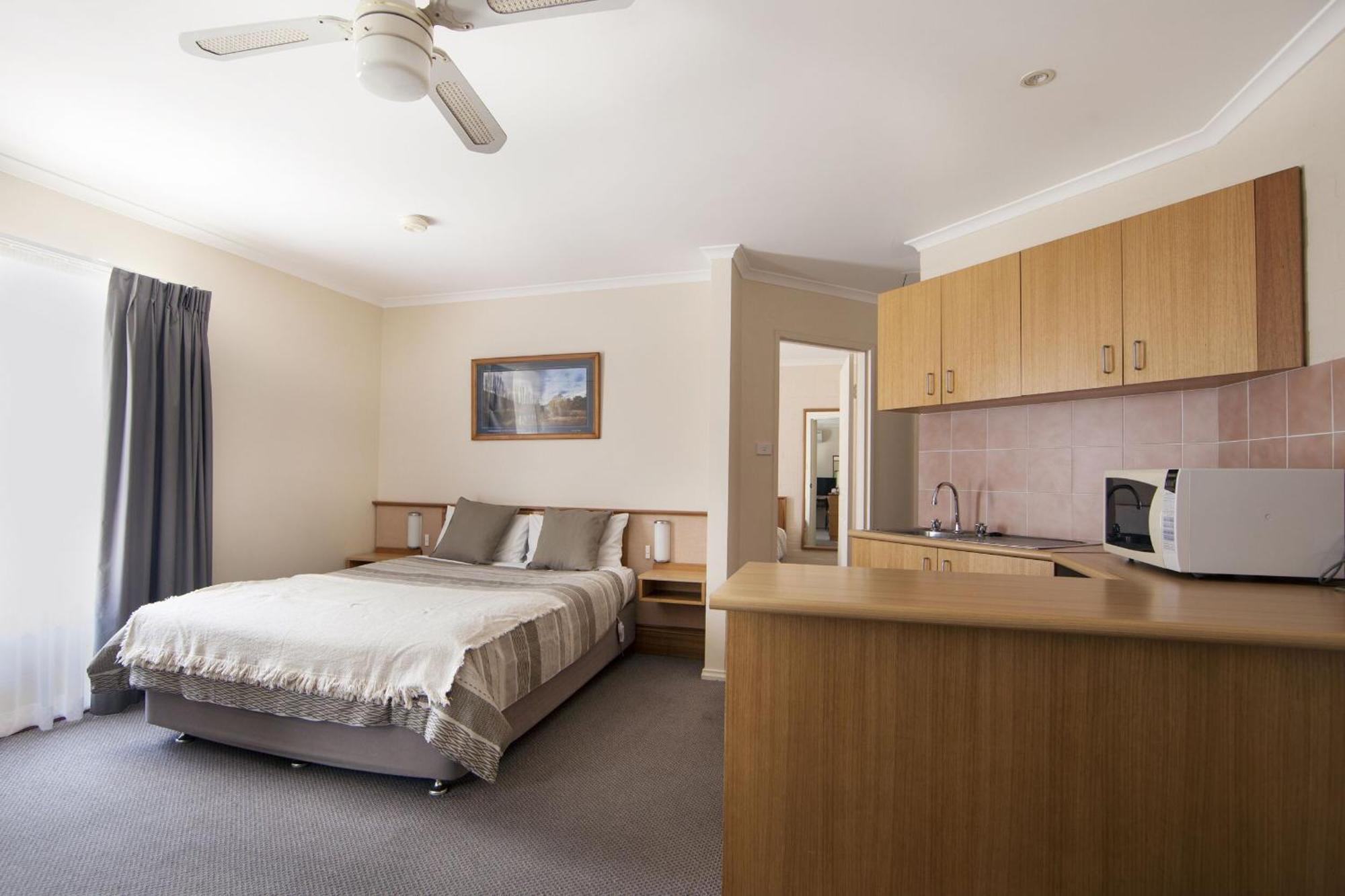 Redhill Cooma Motor Inn Kültér fotó