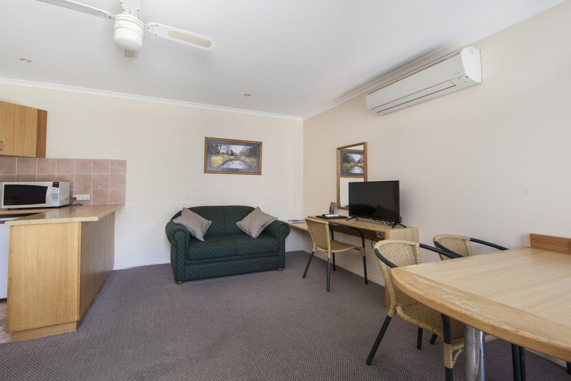 Redhill Cooma Motor Inn Kültér fotó