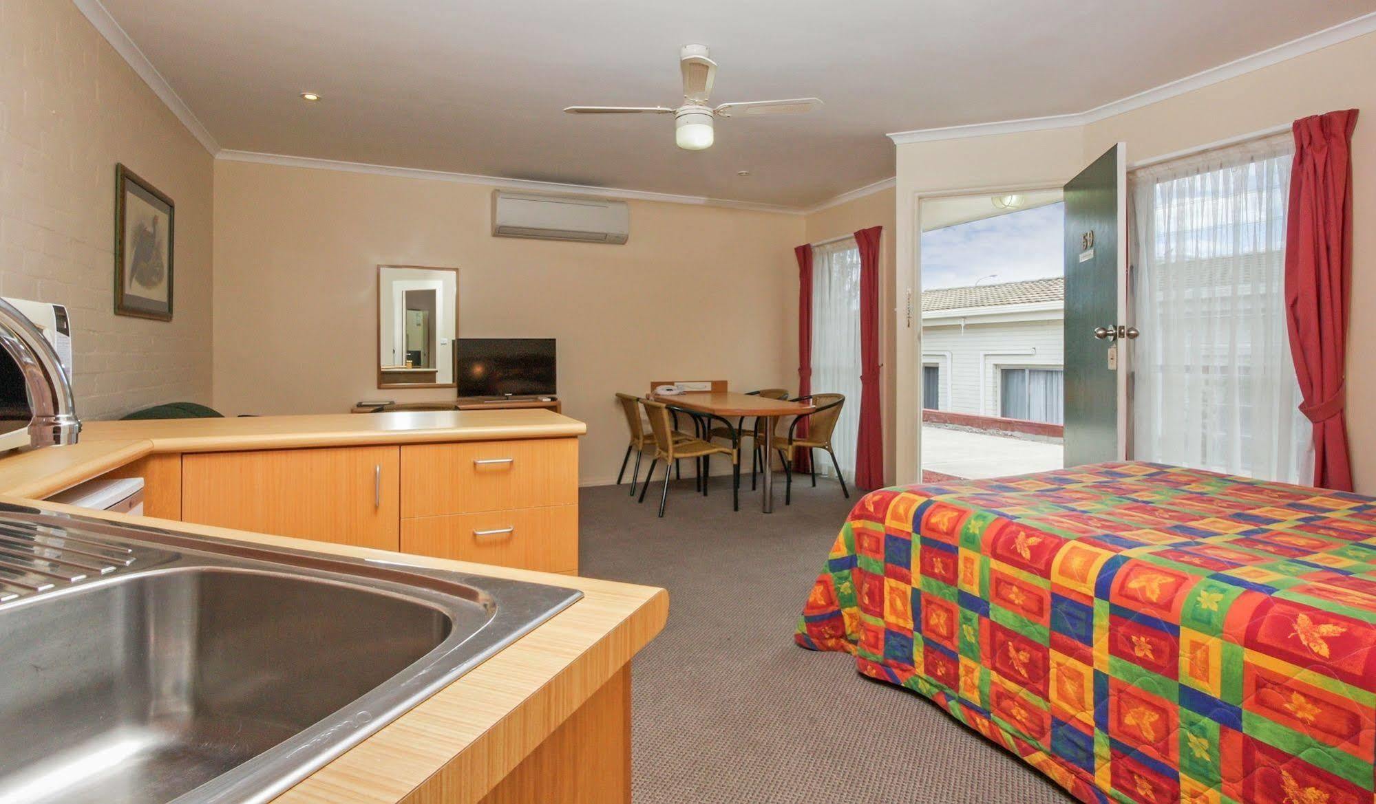 Redhill Cooma Motor Inn Kültér fotó